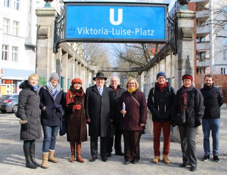 Delegation macht sich ein Bild vor Ort vom Bild der Wewelsburg in Berlin